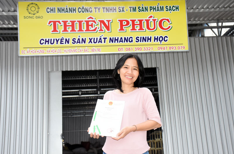 Cô Ngô Song Đào với  tấm bằng sáng chế độc quyền tại nhà xưởng sản xuất nhang sinh học